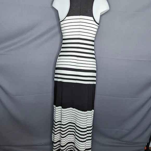 ⭐️Mossimo black and white striped maxi dress - Picture 6 of 8